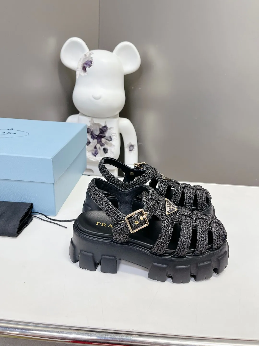 👟👟Ex-factory price 640👟👟 Straw 2023 exclusive version super hot🎊🎊🎊hot prada Prada cage shoes sawtooth Roman braided thick-soled rubber sandals retro fashionable and avant-garde gear teeth 55mm Thick-soled soles, the upper perfectly restores the original craftsmanship, and is made of purely hand-woven uppers. The cost is extremely high, making the whole pair of shoes light and comfortable, full of holiday feel, and bright colors 💐💐💐💐 to satisfy a variety of choices for fashionable people with different styles! The iconic metal triangle logo is paired with the shape of ancient beach sandals. Every design element is fashionable! Code number 35-40